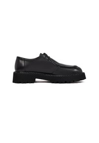 Zapatos derby de cuero negro con puntera redondeada, suela de goma gruesa tipo lug y costuras decorativas. Presentan cuatro ojales para los cordones.