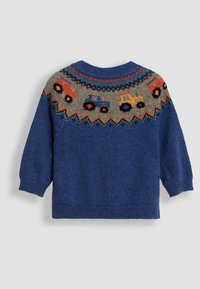 Blå stickad tröja med rund halsringning. Har en grå ok med traktormönster i röd, gul och blå, samt zickzackmönster vid fållen.