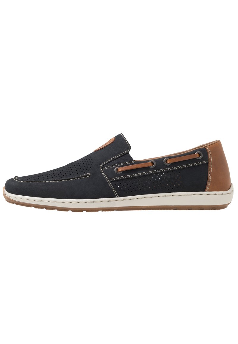 Scarpe slip-on navy con design perforato e dettagli in pelle marrone. Presentano cuciture bianche e suola in gomma per aderenza e durata.