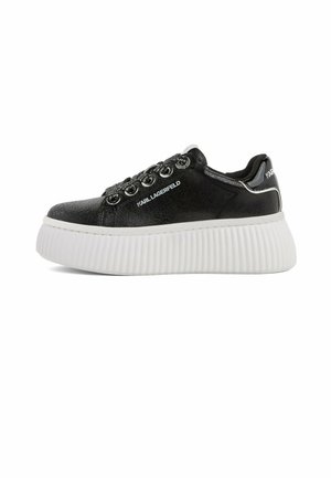 Czarny sneaker Karl Lagerfeld z grubą białą żeberkowaną podeszwą platformową i pasującymi czarnymi sznurowadłami na jednolitym białym tle.