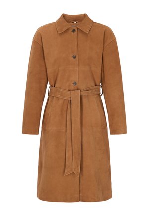 Hnědý semišový trenčkot s límcem, zapínáním na knoflíky a odpovídajícím páskem. Má dlouhé rukávy a boční kapsy. Hladká textura.