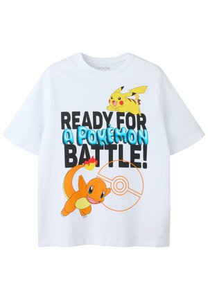 Wit T-shirt met Pikachu en Charmander Pokémon-figuren en de tekst "Klaar voor een Pokémon-gevecht!" met een Poké Ball-omtrek.