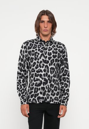 Svart og grå langermet skjorte med leopardmønster, med klassisk krage og knappestolpe foran, laget av et glatt stoff.