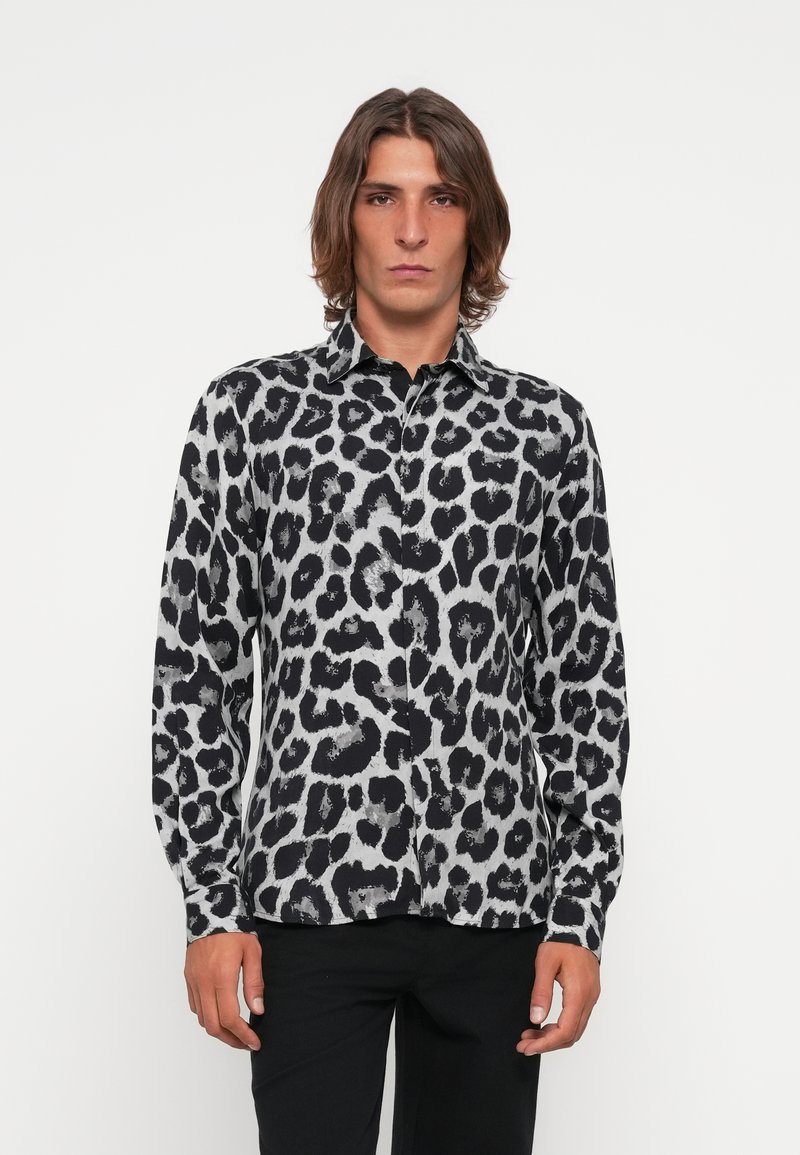Svart og grå langermet skjorte med leopardmønster, med klassisk krage og knappestolpe foran, laget av et glatt stoff.