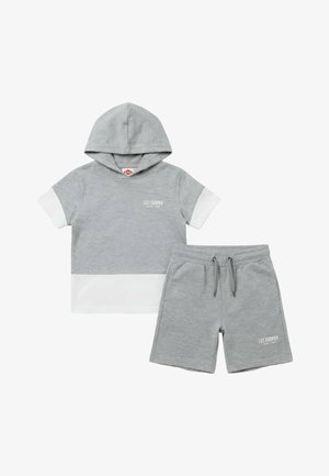 Sweat à capuche gris à manches courtes avec bordure blanche et short gris assorti avec cordon de serrage, les deux portant la marque "Lee Cooper".