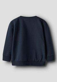 Sudadera de manga larga azul marino oscuro con puños y dobladillo acanalados, vista desde atrás sobre un fondo gris claro.