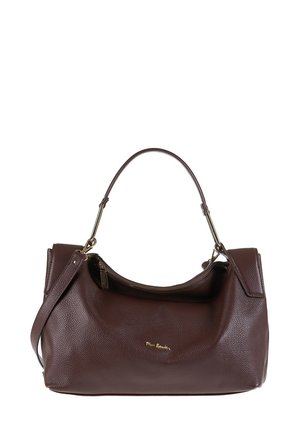 Borsa a mano in pelle marrone con una texture liscia e una grande apertura. Presenta un logo dorato e un manico singolo con una tracolla aggiuntiva.