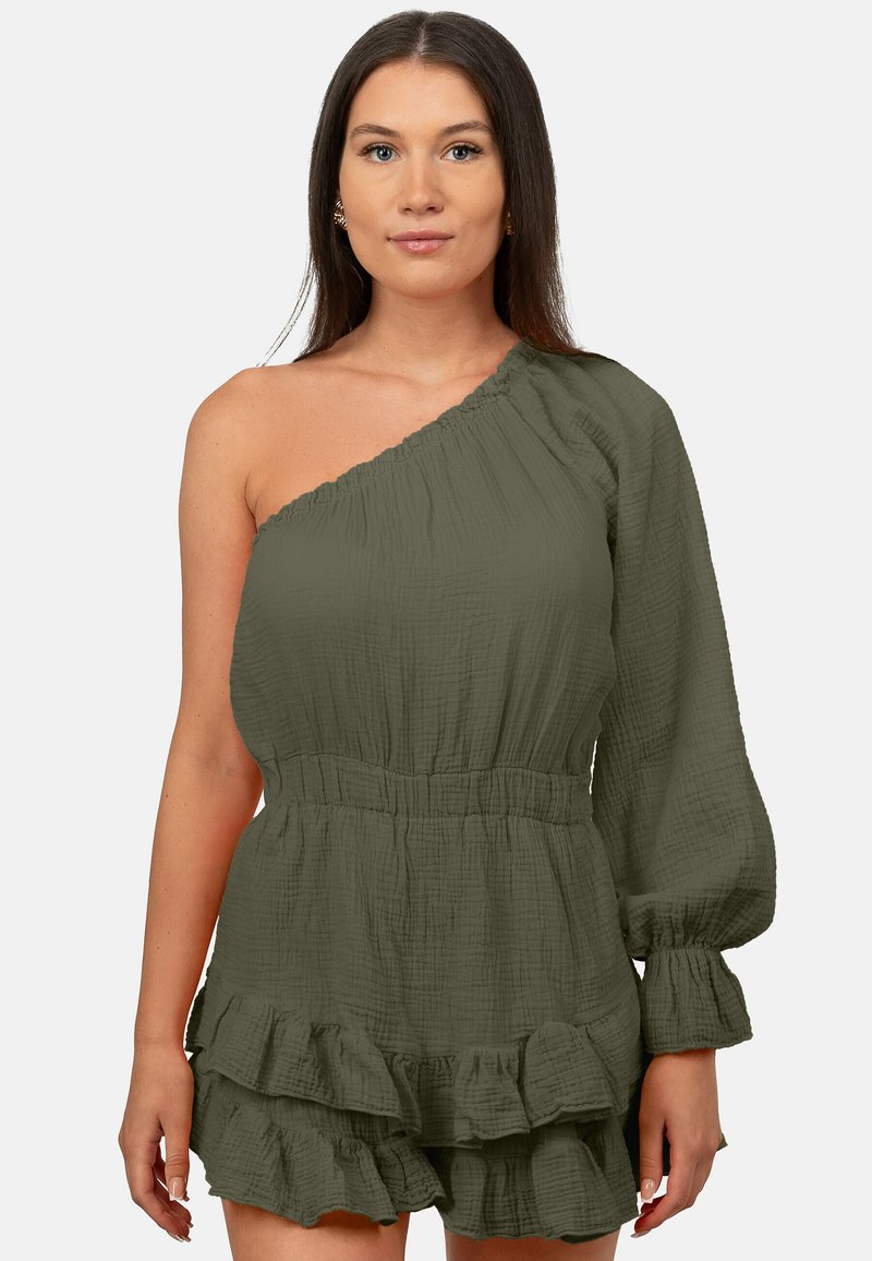 Robe olive à une épaule en tissu texturé avec un ourlet volanté, une longue manche et un détail de taille cintrée.
