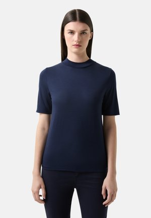 Haut à manches courtes bleu marine avec un col haut, fabriqué dans un tissu lisse. Présente une silhouette ajustée et un design minimaliste.