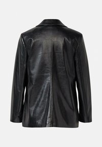 Czarna skórzana kurtka o gładkiej fakturze, z wykrojonym kołnierzem i prostym krojem. Design obejmuje subtelne szwy i minimalną ilość elementów metalowych.