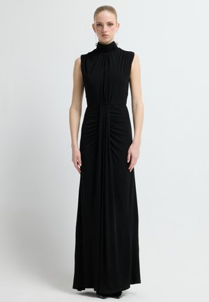 Sort maxikjole uden ærmer med høj hals, rynkedetaljer ved taljen og en glat, flydende stoftekstur.