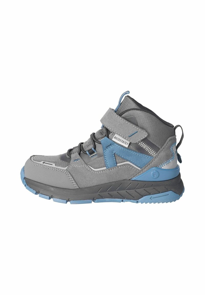 Scarpe alte per bambini grigie e blu, realizzate con una combinazione di materiali sintetici e scamosciati, dotate di una cintura regolabile e suola in gomma testurizzata.