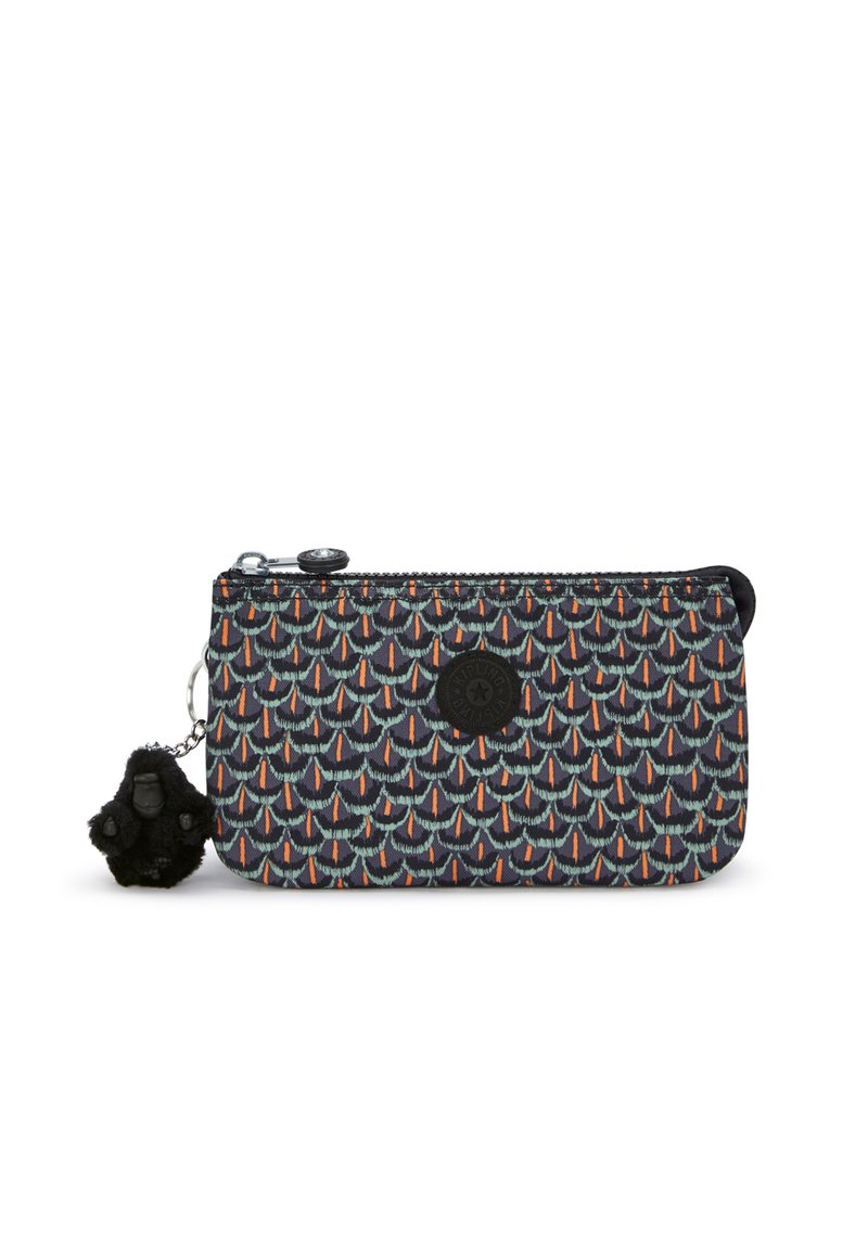 Funda con cremallera en tela oscura con un patrón multicolor de escamas de pez. Presenta un logo negro y un charm de animal de peluche negro en una cadena.