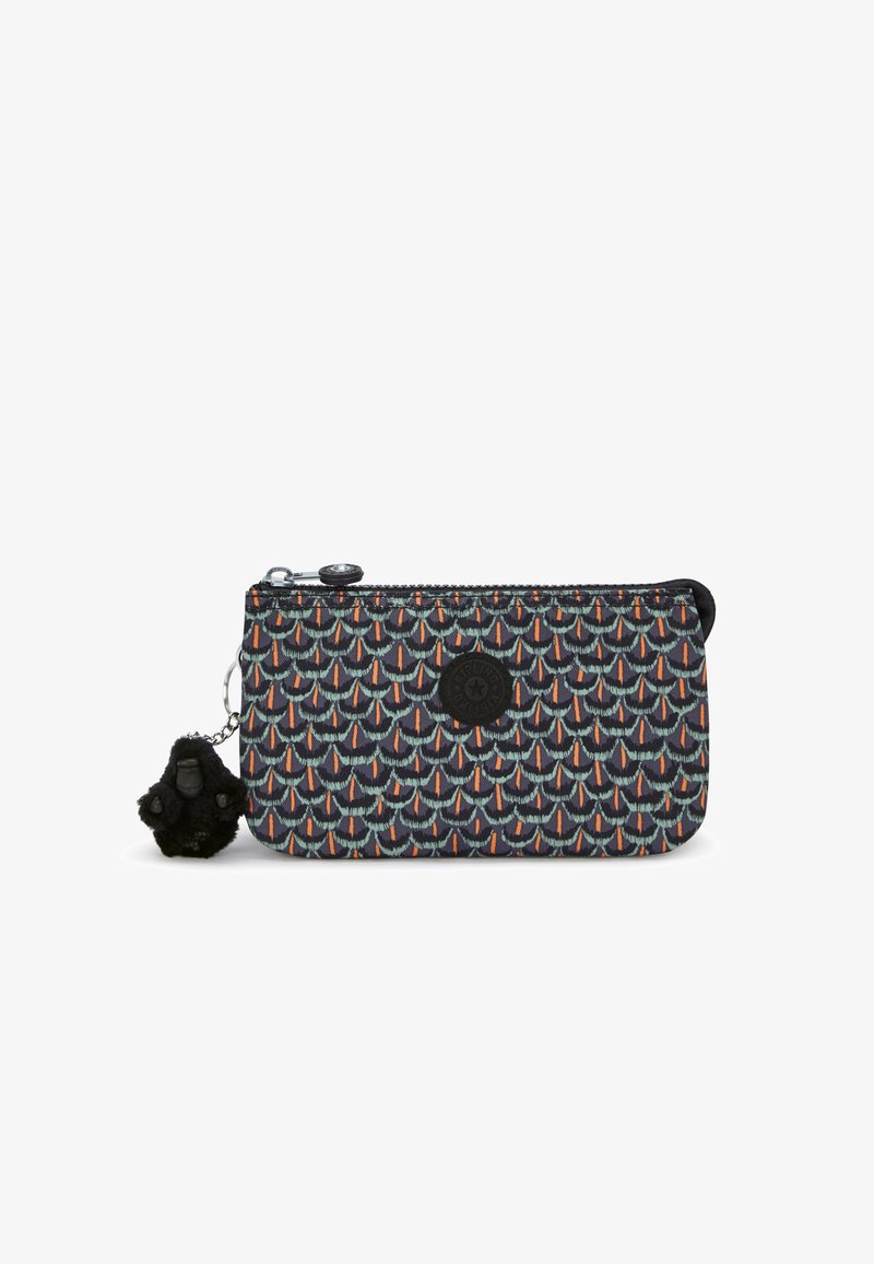 Borsa con zip in tessuto scuro con motivo multicolore di squame di pesce. Presenta un logo nero e un charm di animale in peluche nero su una catena.