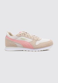 Zapatillas deportivas beige con acentos en rosa y blanco, presentando una parte superior de malla, detalles de ante y una suela de goma texturizada. Logo de PUMA en verde.