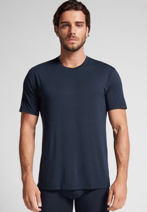 Navy blue short-sleeved t-shirt made of soft fabric, featuring a round neckline and a straight hem for a simple, fitted appearance.