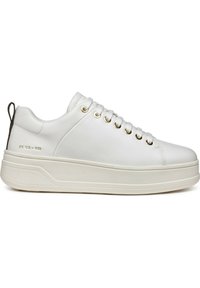 Sneaker bianca con tomaia in pelle liscia, punta arrotondata, occhielli dorati e suola bianca spessa. Presenta un piccolo tab in pelle marrone sul tallone.