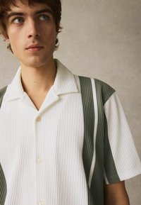 Next REGULAR FIT - TEXTURED STRIPE - Camisa - green white