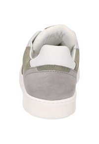 Sneaker mit einem Obermaterial aus Wildleder und Leder in Grau- und Grüntönen. Verfügt über eine gepolsterte weiße Ferse und eine strukturierte Gummisohle. Minimalistisches Design.