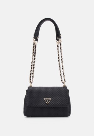 Sac à épaule noir à texture tissée avec bandoulière chaîne dorée et logo triangulaire Guess sur le rabat avant.