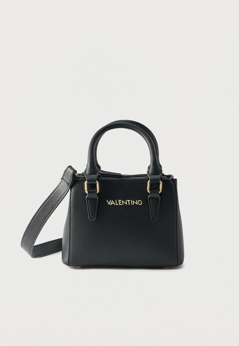 Svart Valentino-veske med to håndtak, avtakbar skulderrem, gullfarget metallbeslag og logo på forsiden.