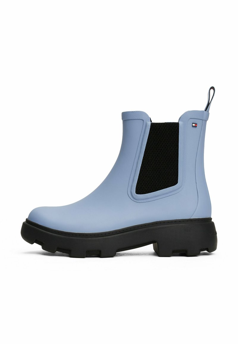 Bottine Chelsea imperméable bleue avec une semelle en caoutchouc texturée, des panneaux latéraux élastiques et une languette de traction. Présente un accent en maille noire.