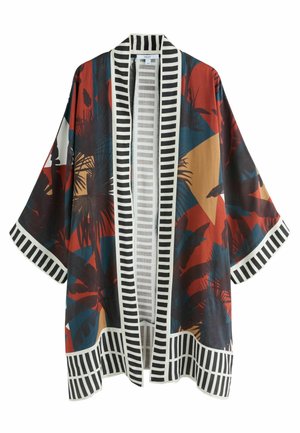 Kimono-tyylinen viitta, jossa on värikäs trooppinen kuosi punaisena, tealina ja beigeinä, ja mustavalkoiset raidoitetut korostukset hihoissa ja helmassa.