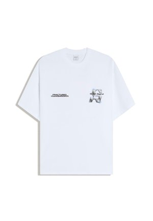 Bela majica kratkih rokavov s črnim napisom "FRACTURED TRANSMISSION" na levi strani prsnega koša in popačeno grafiko "Glitch Signal" na desni strani prsnega koša.