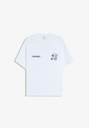 Bela majica kratkih rokavov s črnim napisom "FRACTURED TRANSMISSION" na levi strani prsnega koša in popačeno grafiko "Glitch Signal" na desni strani prsnega koša.