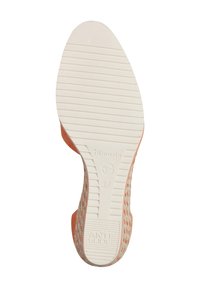Chaussure orange à enfiler avec un dessus texturé et une semelle en caoutchouc blanc lisse. Présente des rainures antidérapantes et une taille marquée comme 37.