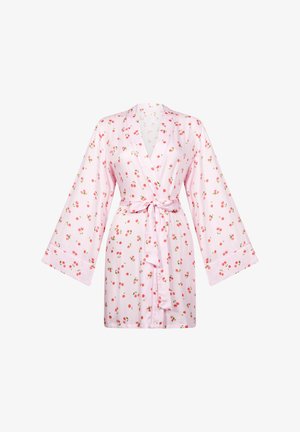 Accappatoio in cotone rosa con motivo floreale di ciliegie, design avvolgente, maniche a campana lunghe e cintura abbinata. Texture morbida e materiale leggero.