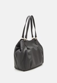 Borsa tote in pelle nera con texture, dotata di due manici in alto, con lati arricciati e dettagli in metallo dorato. Finitura liscia, dimensioni medie.