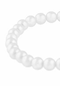 Vita pärlarmband med runda, släta kulor med en glänsande yta, trådade nära tillsammans i en cirkulär form på en enkel bakgrund.