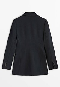 Blazer noir tailleur avec manches longues, col, coutures arrière et quatre boutons sur chaque poignet, posé à plat sur fond blanc.