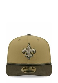 Khakifarbene Baseballmütze mit einem bestickten schwarz-silbernen Lilienlogo, gewölbtemVisier und einem anpassbaren Stretch-Snap-Design.