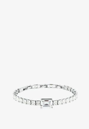 Silbernes Armband mit einer Reihe von klaren, quadratisch geschliffenen Edelsteinen und einem größeren rechteckigen Edelstein als Mittelpunkt auf weißem Hintergrund.