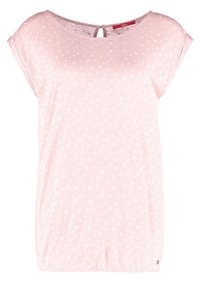 Blusa corta de manga corta en rosa claro con pequeño patrón floral blanco, escote redondo y cierre con botón en forma de ojal en la parte posterior.