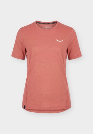 Herren T-Shirt mit kurzem Ärmel und Rundhalsausschnitt in gedämpftem Rot mit kleinem weißen Flügellogo auf der linken Brust und schwarzem Etikett am Saum.