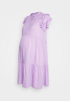 Vestido de maternidade lavanda com mangas curtas e franzidas, um corpete pregueado e uma saia em camadas. Apresenta um fecho em forma de olho de fechadura no pescoço.