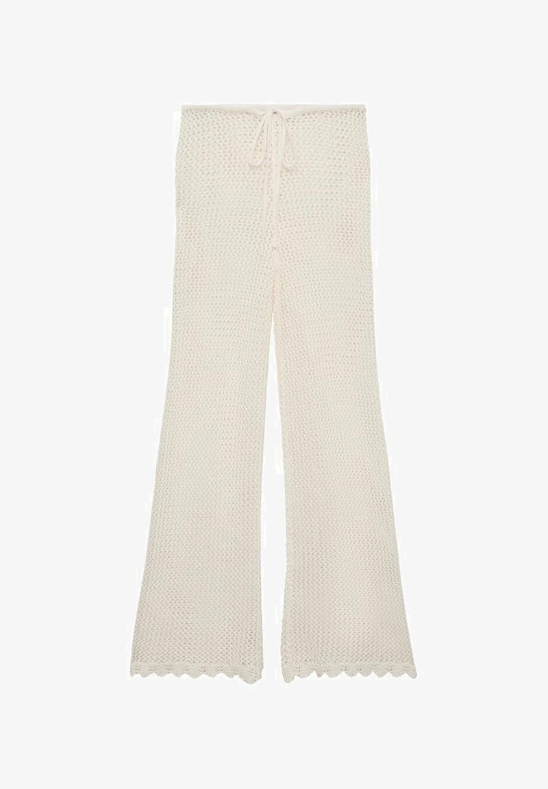Pantalons tricotés crémeux avec une taille à cordon, design à jambes évasées et détails à ourlet festonné, fabriqués à partir d'un tissu léger et respirant.