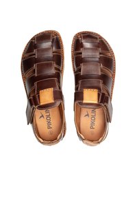 Sandalias cerradas de hombre de cuero marrón con tiras trenzadas, parches ajustables de cuero beige y plantillas acolchadas con la marca "Pikolinos", talla 41.