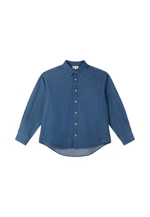 Chemise en denim bleu à manches longues avec col pointu et boutons blancs devant, ourlet légèrement incurvé, posée à plat sur fond blanc.