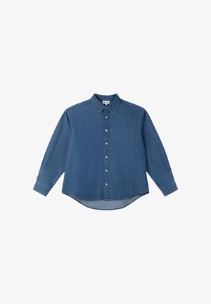 Chemise en denim bleu à manches longues avec col pointu et boutons blancs devant, ourlet légèrement incurvé, posée à plat sur fond blanc.