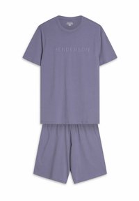 Lila Baumwoll-Pyjama-Set mit einem kurzärmligen Shirt, auf dem "HENDERSON" embossed ist, und passenden Shorts mit elastischem Bund. Glatte Textur überall.