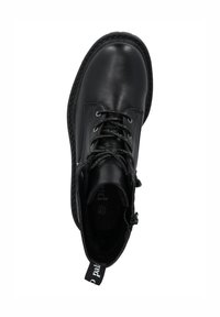 Stivaletto alla caviglia in pelle nera con punta tonda, suola spessa, lacci grigi e linguetta per tirare. Texture liscia con dettaglio cucito.