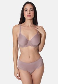 Mauve-Unterwäsche-Set mit gepolstertem BH und Spitzenverzierungen sowie passenden hochgeschnittenen Panties. Glattes Gewebe mit dekorativen Akzenten und Trägern.