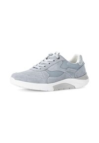 Grijze sport schoenen gemaakt van suede en mesh, met een ronde neus, getextureerde bovenkant, witte zool en grijze accenten.