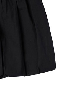 Gonna nera plissettata in tessuto leggero, con una texture liscia e un design al ginocchio con cintura elastica.