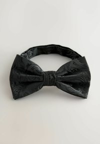 Mustast satiinist kikilips, millel on tekstuuriga paisley-muster, keskne sõlm ja reguleeritav rihm, lamelt keritud heledal taustal.