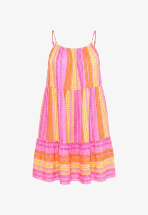Letnia sukienka na ramiączkach z cienkimi paskami w różowe, pomarańczowe i żółte pionowe i poziome geometryczne wzory, z falbaną na dole.